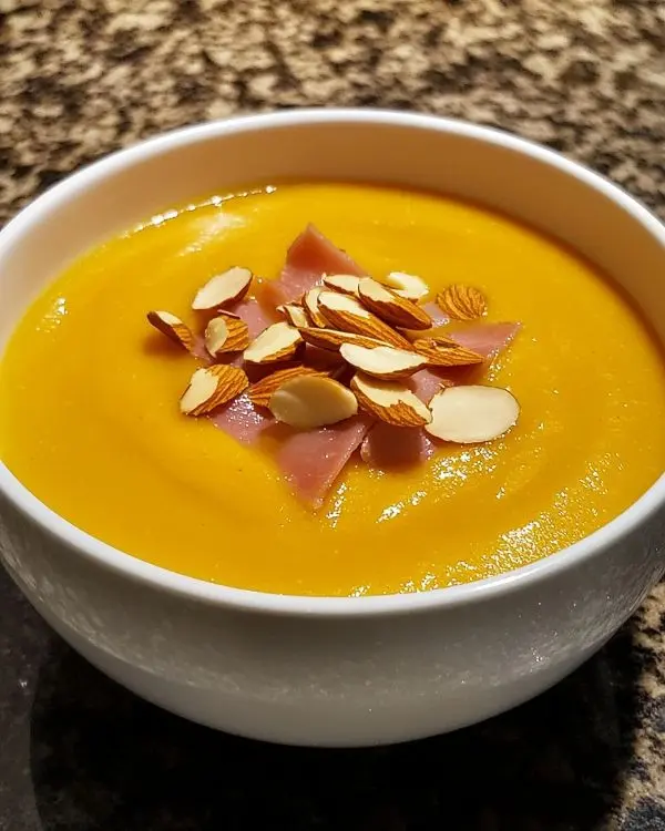 Gaspacho de Poivron Jaune et Amandes Croustillant 3 Gaspacho de Poivron Jaune et Amandes, Copeaux de Jambon Serrano Croustillant