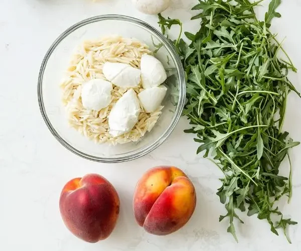 Salade de Pâtes Orzo, Pêches Rôties et Mozzarella 2 Les ingrédients pour Salade de Pâtes Orzo, Pêches Rôties, Mozzarella di Bufala et Roquette