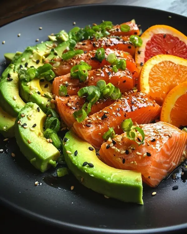 Tataki de Saumon Laqué à l'Érable 3 Tataki de Saumon Laqué à l'Érable, Salade d'Agrumes et Avocat